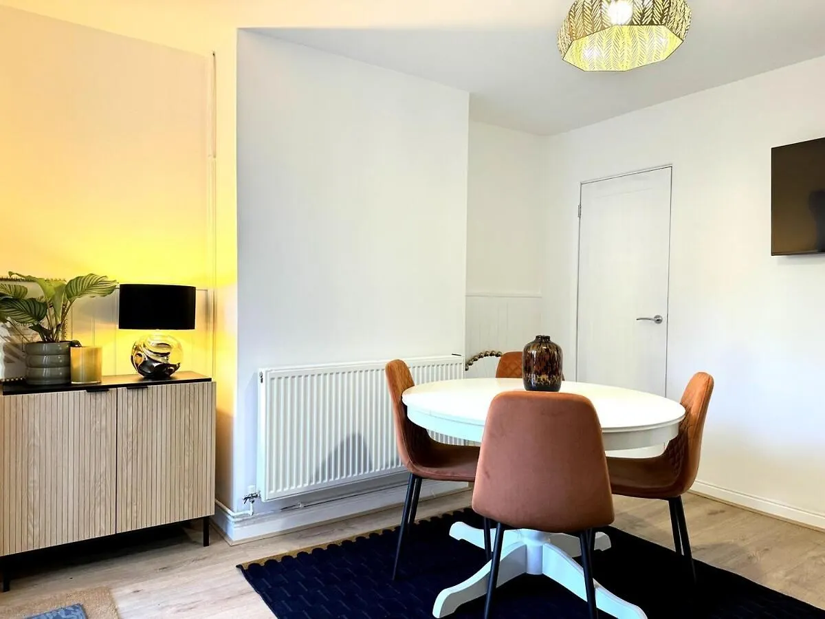 New Southampton Central House - Parking, 6 Beds, Sleeps 9 - City Centre L Cruise Terminal L Great For Contractors, Friends & Families Holiday home