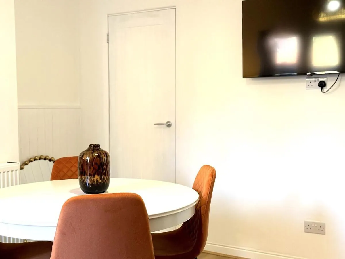 New Southampton Central House - Parking, 6 Beds, Sleeps 9 - City Centre L Cruise Terminal L Great For Contractors, Friends & Families 0*,  United Kingdom