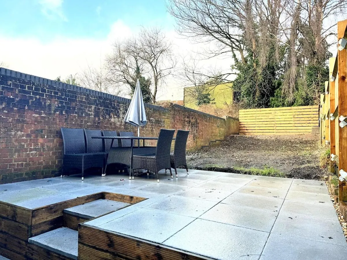 New Southampton Central House - Parking, 6 Beds, Sleeps 9 - City Centre L Cruise Terminal L Great For Contractors, Friends & Families Holiday home